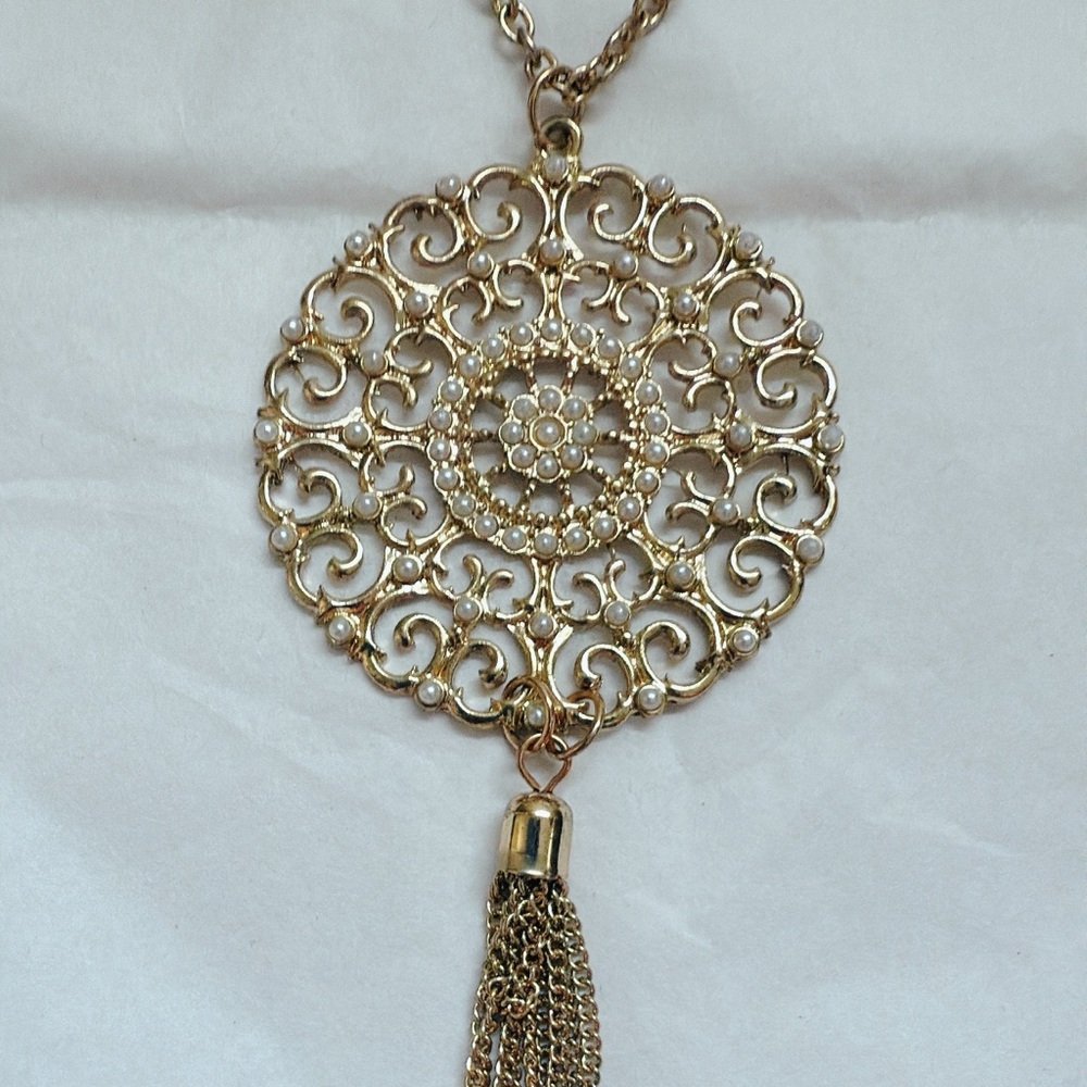Elegant Gold Pendant Necklace - Picture 4 of 6